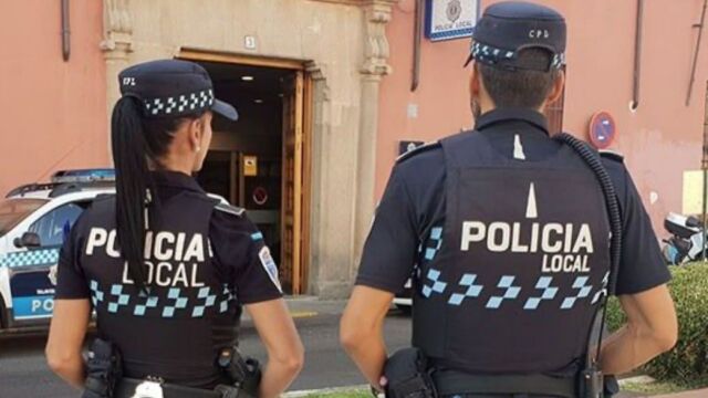 Dos agentes de la Policía Local