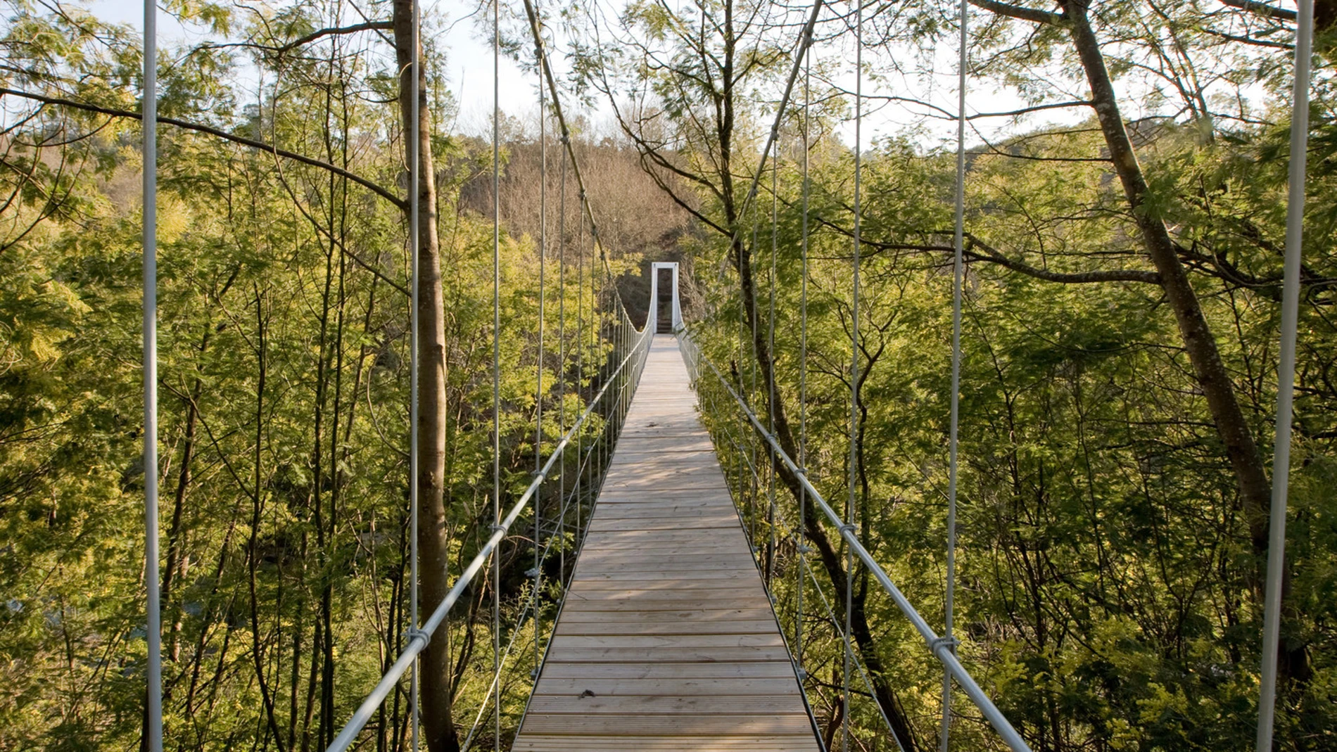 Así es uno de los puentes colgantes más bonitos de Galicia