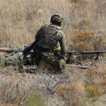 Militares españoles y ucranianos realizando ejercicios de fuego de ametralladora