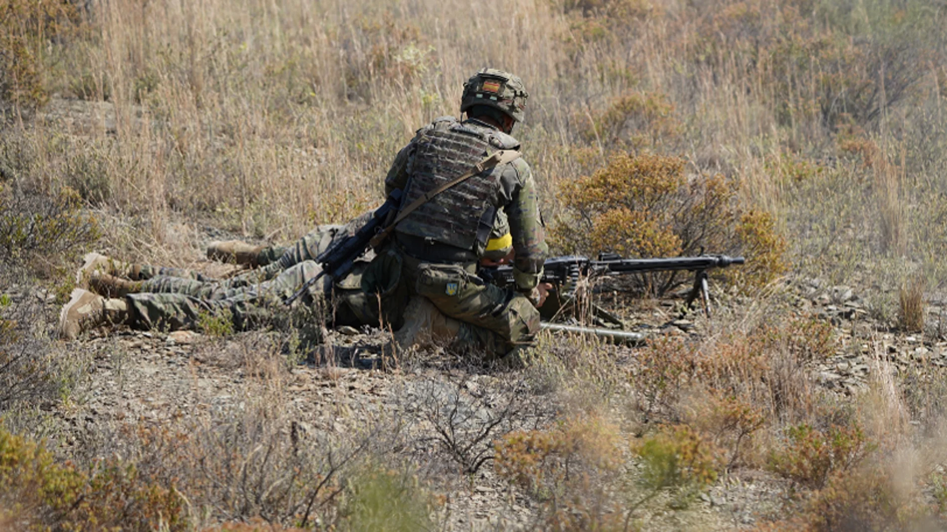 Militares españoles y ucranianos realizando ejercicios de fuego de ametralladora