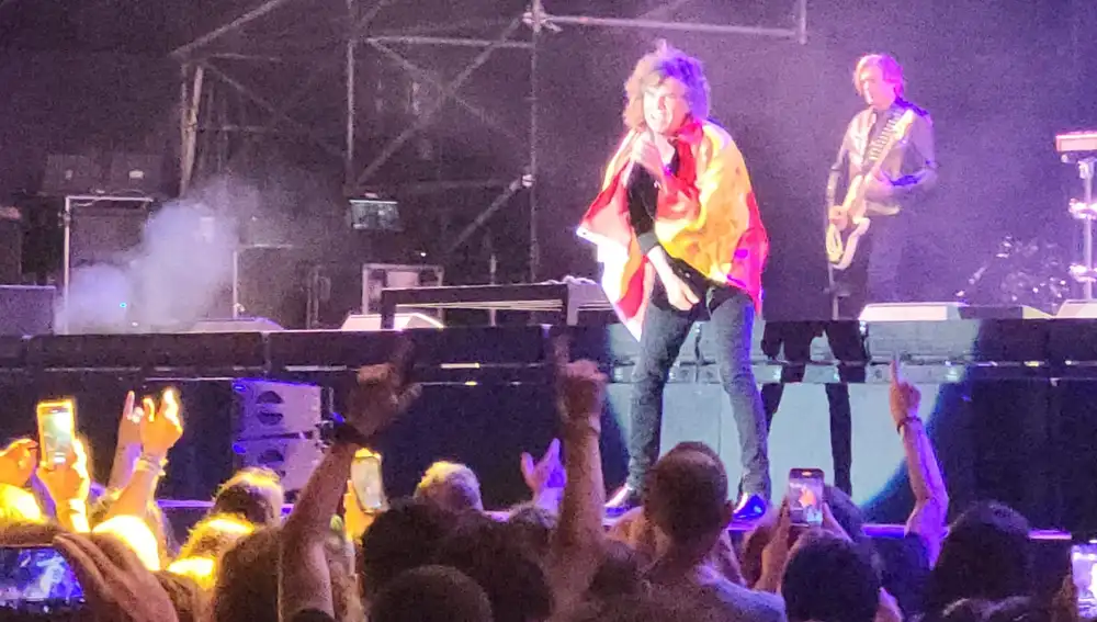 Joey Tempest, envuelto en la bandera de España que le ofreció un fan