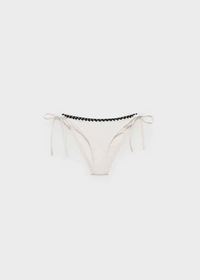 Braguita bikini ribetes contraste.