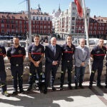 Carnero, Nieto y Cuadrado junto a los nuevos sargentos del servicio municipal de bomberos