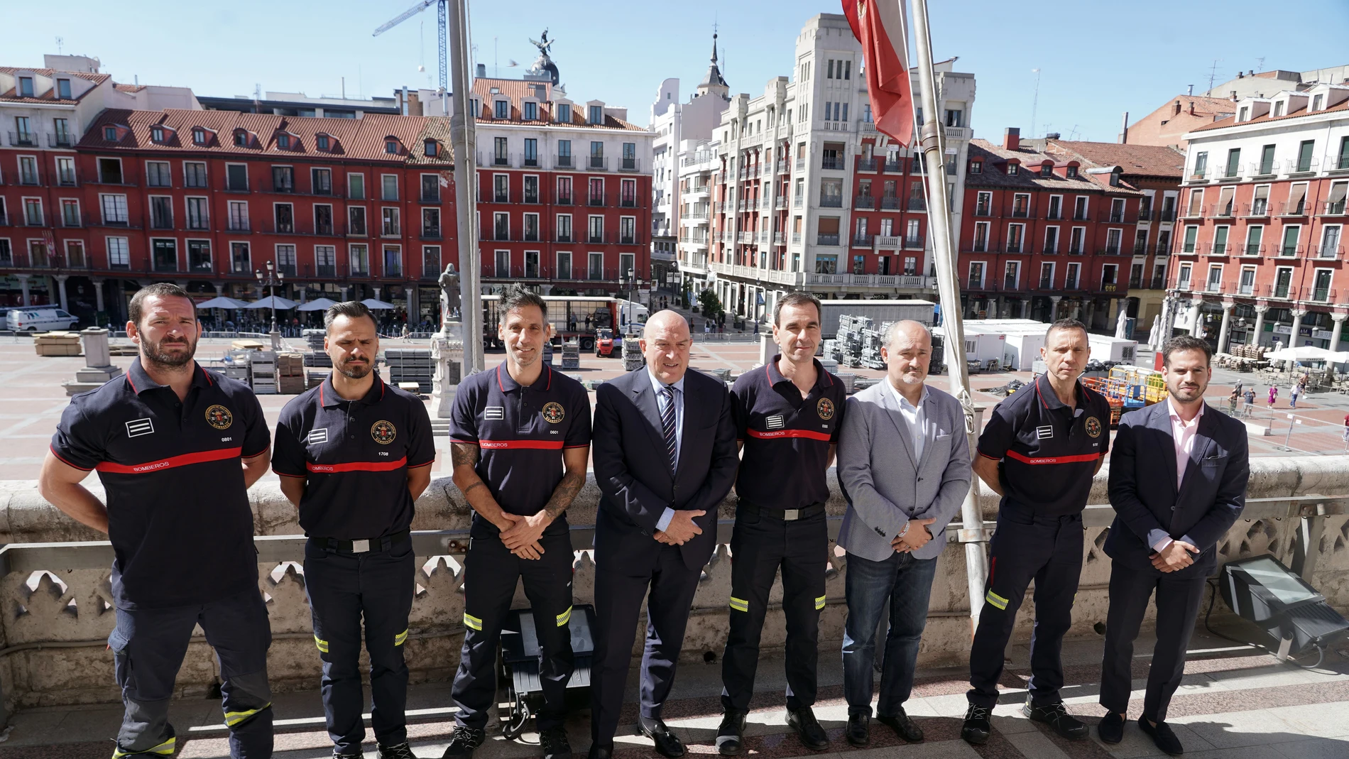 Carnero, Nieto y Cuadrado junto a los nuevos sargentos del servicio municipal de bomberos