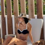 Influencer con bikini en contraste.