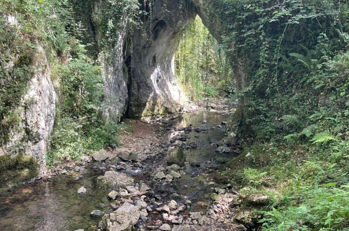 La rutaza con agua, arcos naturales y cuevas excavadas en roca que no te puedes perder en Asturias 