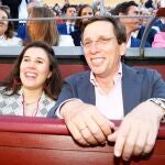 Teresa Urquijo y José Luis Martínez-Almeida ya están en casa con su primer hijo, Lucas