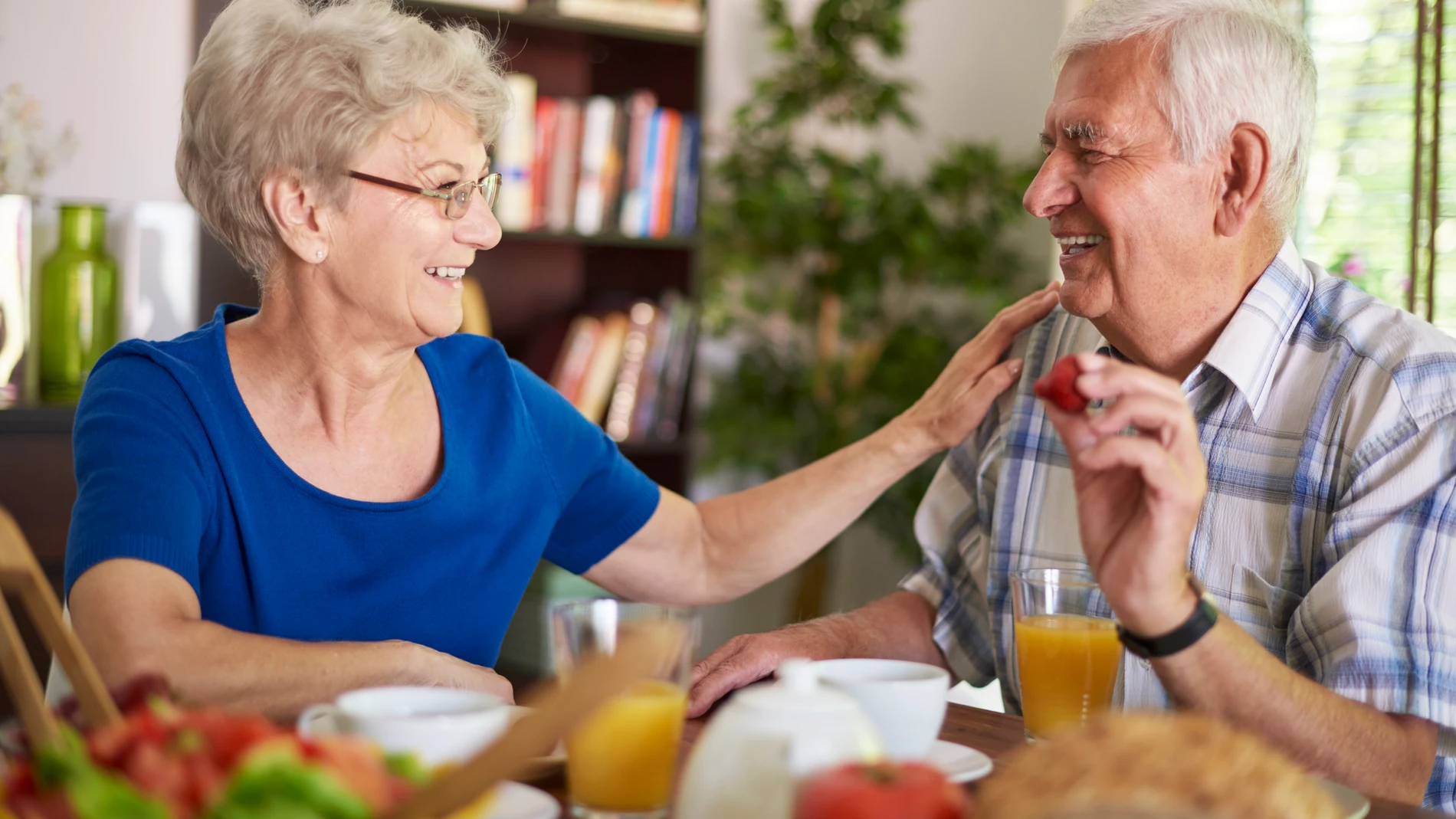 Personas mayores comiendo fruta