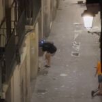 Vídeo: Vecinos del Gòtic frustran un nuevo intento de okupación con caceroladas y lanzando objetos desde los balcones