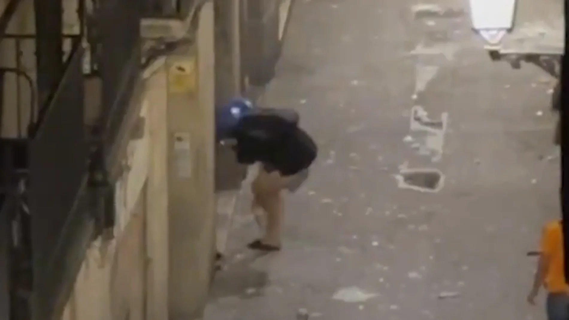 Vídeo: Vecinos del Gòtic frustran un nuevo intento de okupación con caceroladas y lanzando objetos desde los balcones