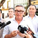 Manuel Gavira atiende a los periodistas en Jerez.
