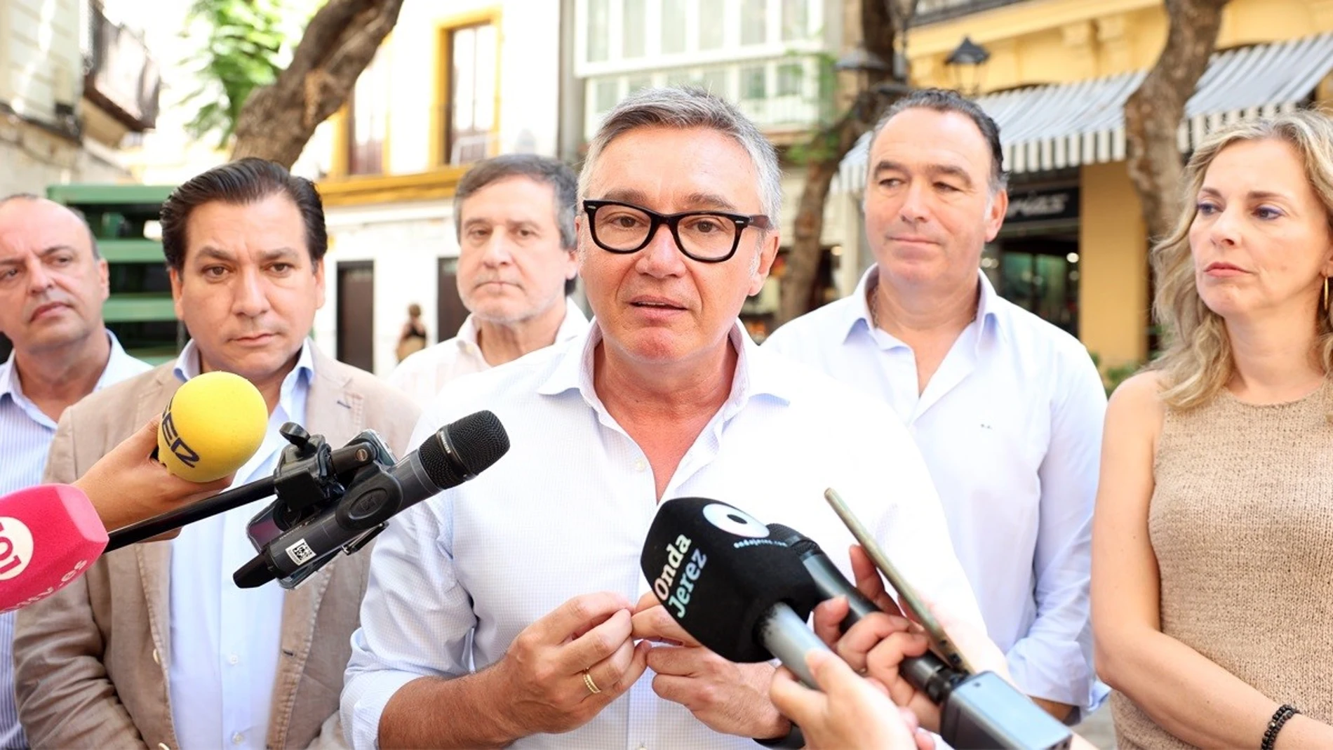 Manuel Gavira atiende a los periodistas en Jerez. REMITIDA / HANDOUT por VOX Fotografía remitida a medios de comunicación exclusivamente para ilustrar la noticia a la que hace referencia la imagen, y citando la procedencia de la imagen en la firma 07/07/2025