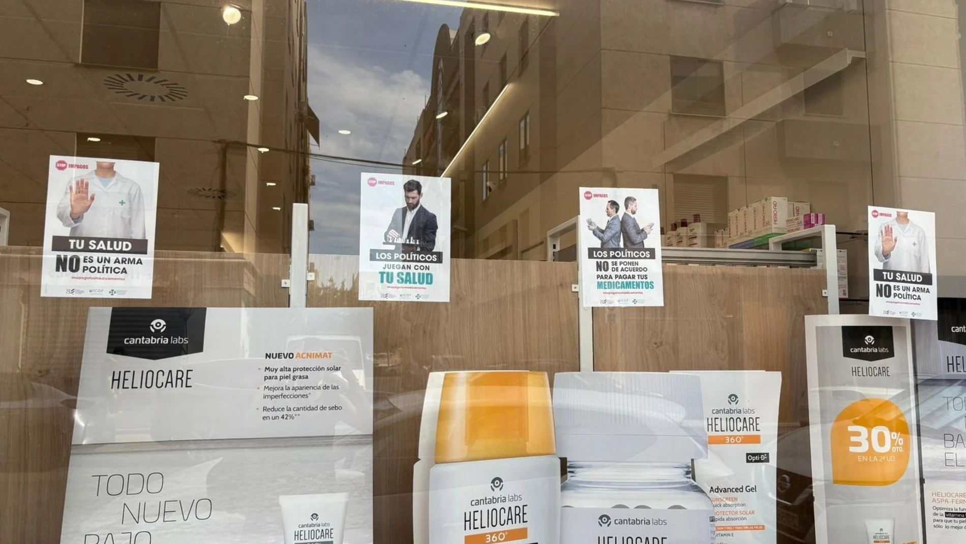 Las farmacias valencianas vuelven a bajar la persiana en su segunda jornada de protesta por los impagos de Generalitat