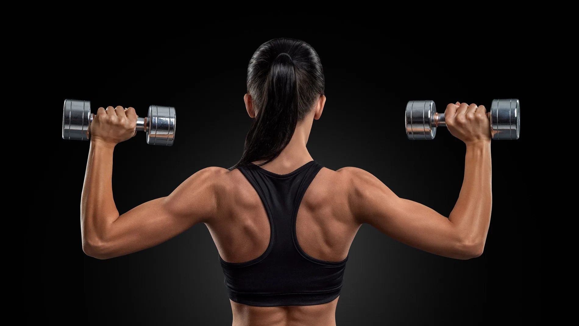 Mujer entrenando entrenando con pesas y ejercicios de fuerza