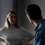Las técnicas que utilizan las personas narcisistas cuando te alejas de ellas, según los psicólogos