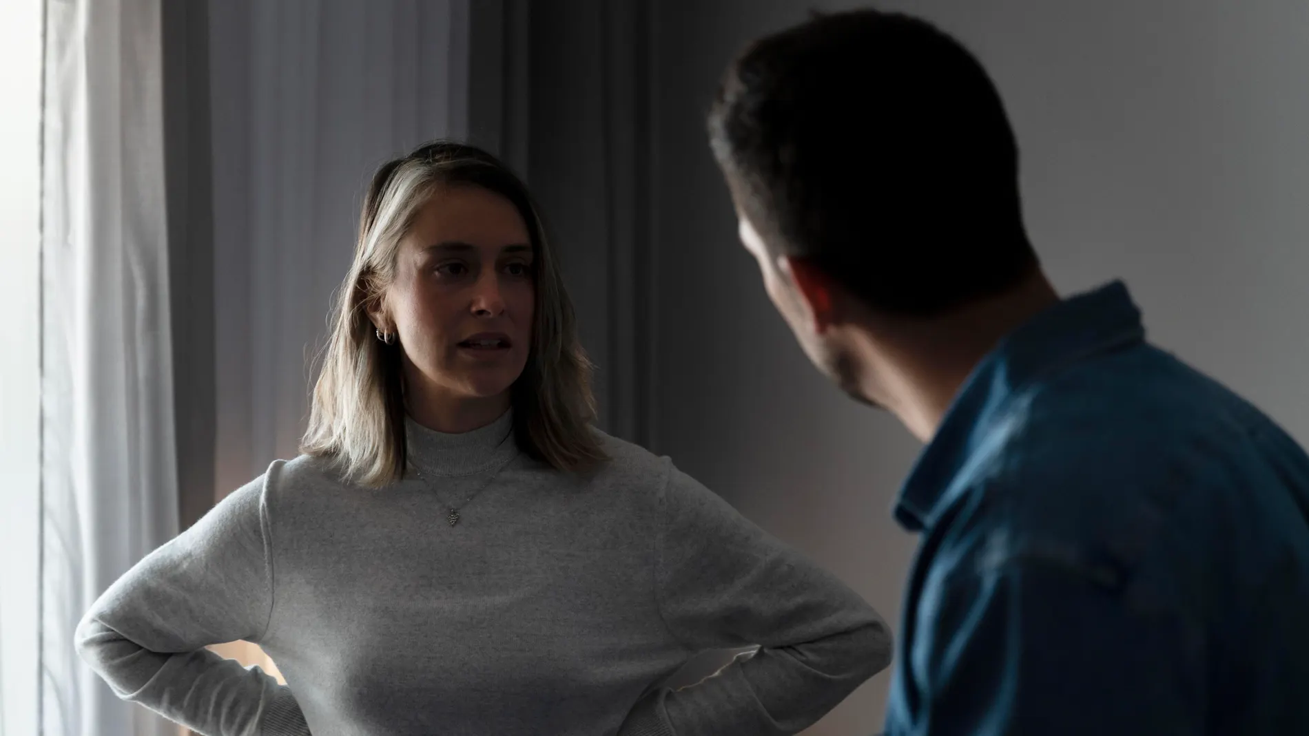Las técnicas que utilizan las personas narcisistas cuando te alejas de ellas, según los psicólogos