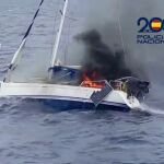 Los narcos queman un velero con cocaína en Tenerife al ser interceptados por Aduanas