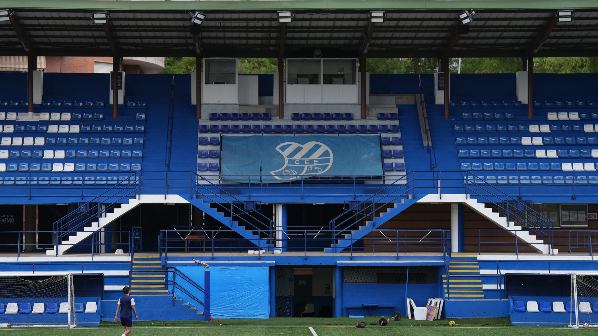 Interior del campo municipal Nou Sardenya, a 7 de julio de 2025, en Barcelona, Catalunya (España). Tras su ascenso a primera división, el CE Europa se plantea tener que abandonar el campo Nou Sardenya ya que no cumple con los requisitos de la federación y se ven obligados a tener que sustituir el césped artificial por natural. Aunque el club no quiere abandonar su campo el terreno se encuentra en una situación urbanística complicada al tener un garaje justo debajo del terreno de juego lo que ...