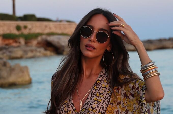 Rocío Osorno con kimono de Zara en la playa.
