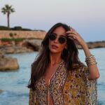 Rocío Osorno con kimono de Zara en la playa.