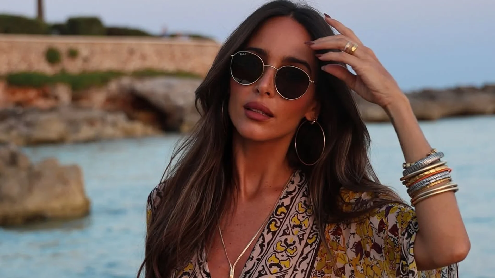 Rocío Osorno con kimono de Zara en la playa.