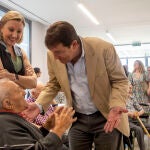 El presidente Alfonso Fernández Mañueco y la vicepresidenta Isabel Blanco en una visita a una residencia 