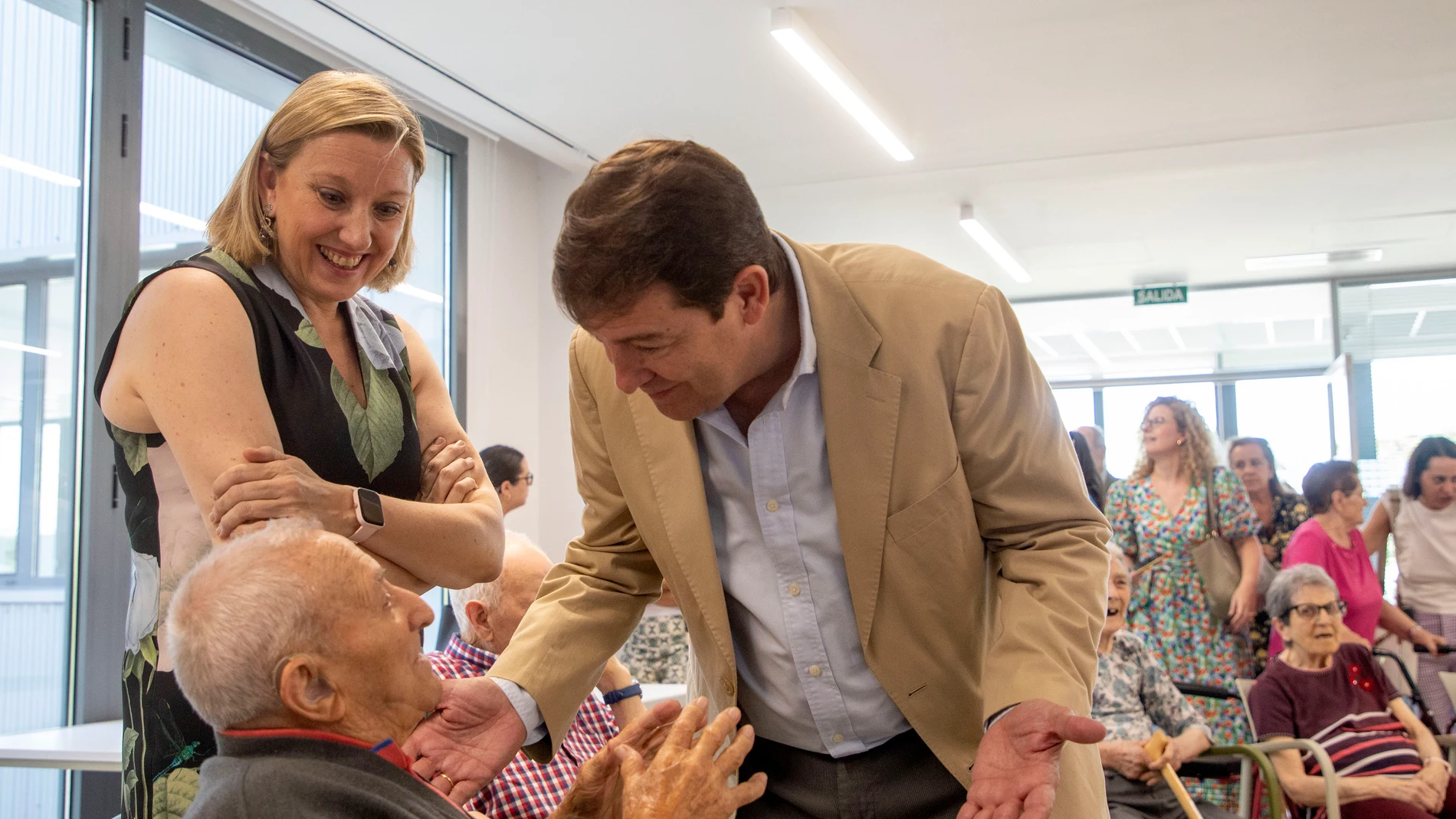 El presidente Alfonso Fernández Mañueco y la vicepresidenta Isabel Blanco en una visita a una residencia