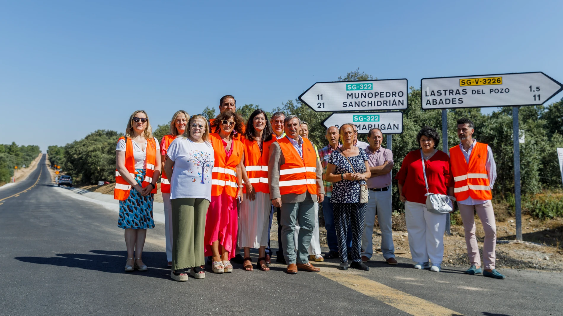 El consejero de Movilidad y Transformación Digital, José Luis Sanz Merino, junto a los alcaldes de la zona, visitan las obras en ejecución en la carretera SG-322