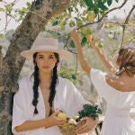 Sombreros de ala XXL: el accesorio que conquistará a las invitadas más elegantes (y también a las novias) este verano