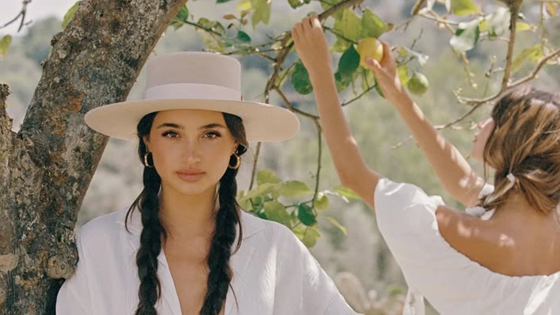 Sombreros de ala XXL: el accesorio que conquistará a las invitadas más elegantes (y también a las novias) este verano