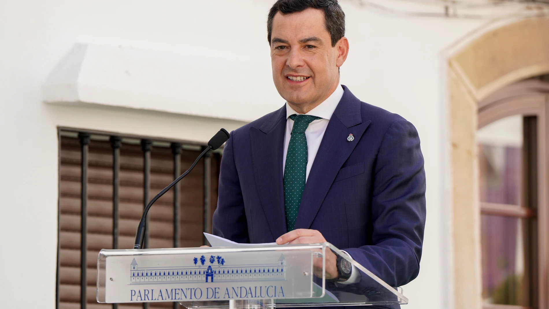 CASARES (MÁLAGA), 07/07/2025.- El presidente de la Junta de Andalucía, Juanma Moreno, durante su intervención en el acto de celebración del 140 aniversario del nacimiento de Blas Infante, considerado padre de la patria andaluza, que le ha ofrecido el Parlamento de Andalucía este lunes en su localidad natal de Casares (Málaga) y donde ha reivindicado una Andalucía "sin sectarismos, sin cainismo", que está "lejos del ruido" que se escucha "a 500 kilómetros, sobre todo en Madrid", lejos "de la f...