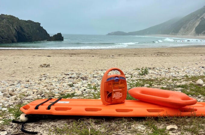 Estas son las treinta playas asturianas con desfibrilador y socorrista formados en reanimación