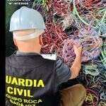 Un agente examina parte del material recuperado