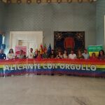 Miembros de la corporación municipal en el Salón Azul del Ayuntamiento de Alicante