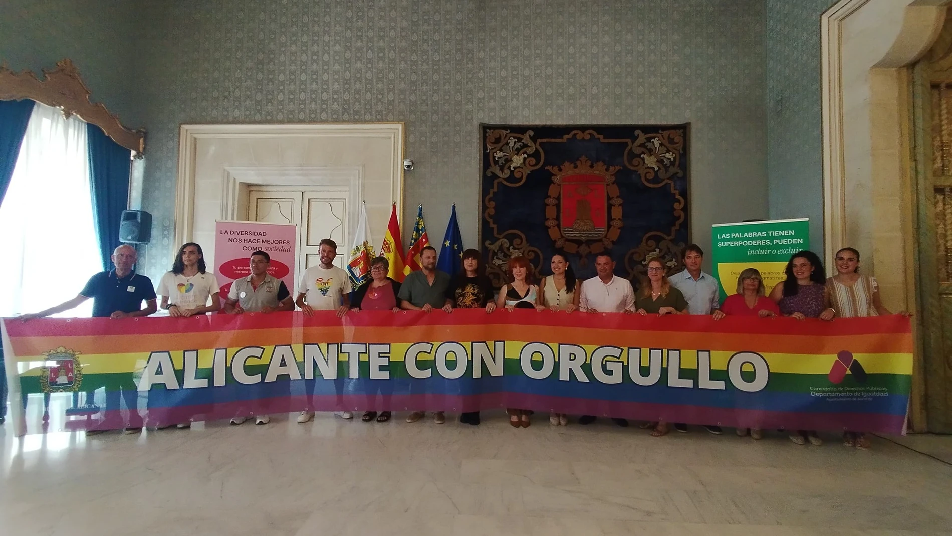 Miembros de la corporación municipal en el Salón Azul del Ayuntamiento de Alicante