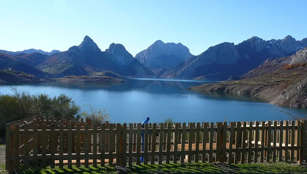 Embalse de Riaño (León), donde se construirá una pasarela, entre otras actuaciones.