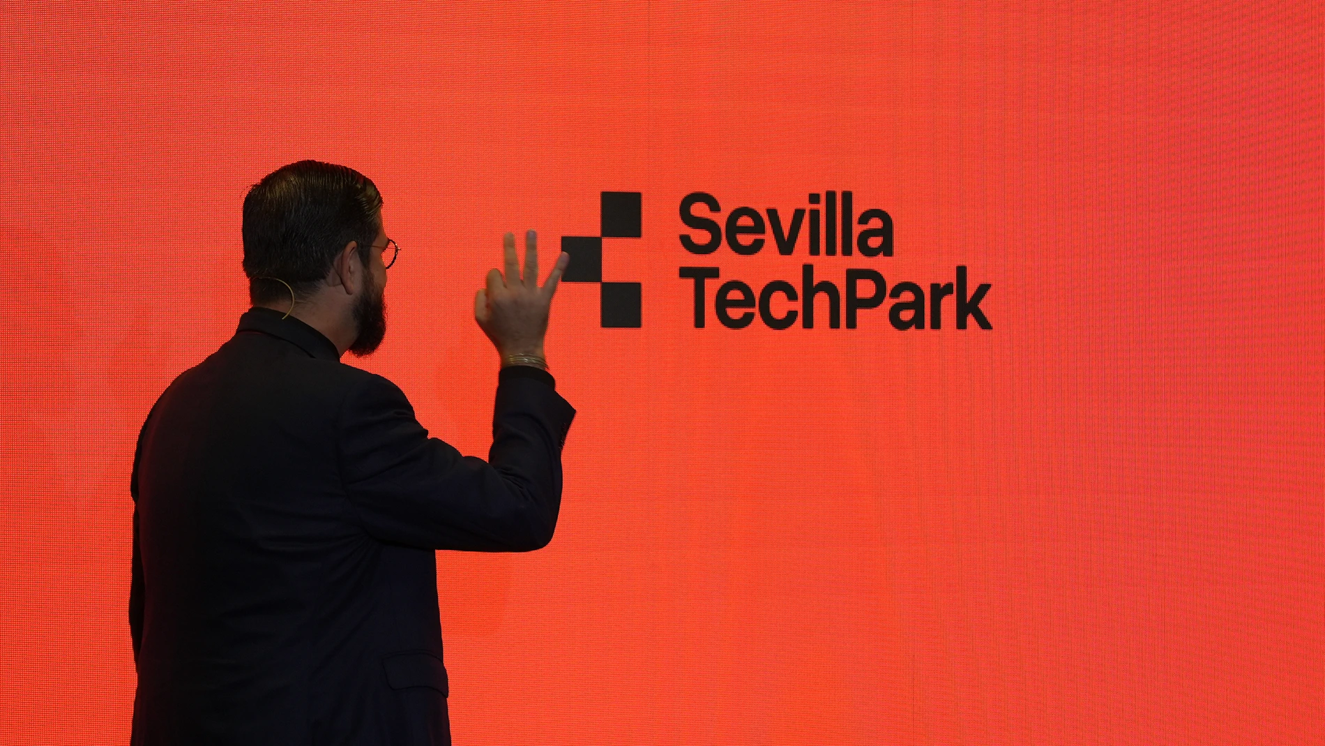 El humorista y presentador Manu Sánchez, en la presentación Sevilla TechPark. A 07 de julio de 2025, en Sevilla (Andalucía, España). El consejero de Universidad, Investigación e Innovación y máximo responsable del Parque Científico y Tecnológico Cartuja (PCT Cartuja), José Carlos Gómez Villamandos, atiende a los medios antes de presentar el informe de resultados anuales de este recinto, que afronta una nueva etapa. 07 JULIO 2025 María José López / Europa Press 07/07/2025