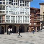 Varios niños juegan en el centro de Espinosa de los Monteros (Burgos) donde llegarán a los 20 grados de máxima hoy