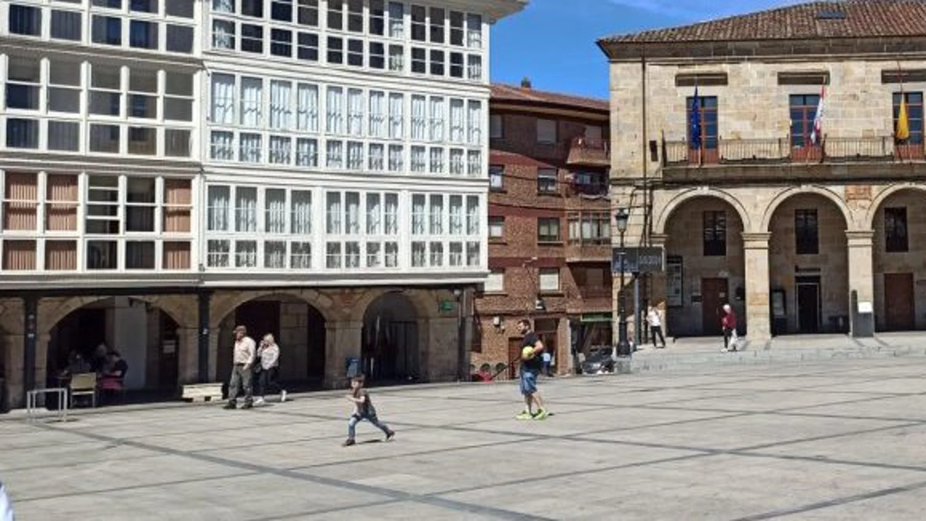 Varios niños juegan en el centro de Espinosa de los Monteros (Burgos) donde llegarán a los 20 grados de máxima hoy