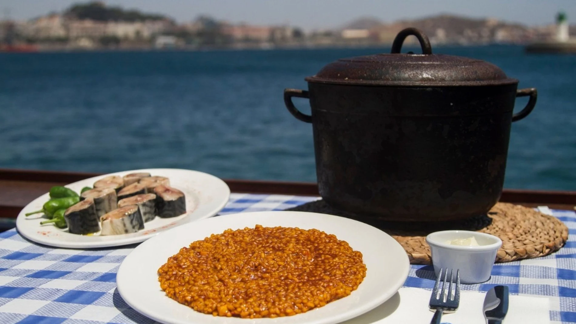 MURCIA.-Taller de bolos cartageneros, pesca o elaboración de caldero en la segunda ruta científica del Mar Menor