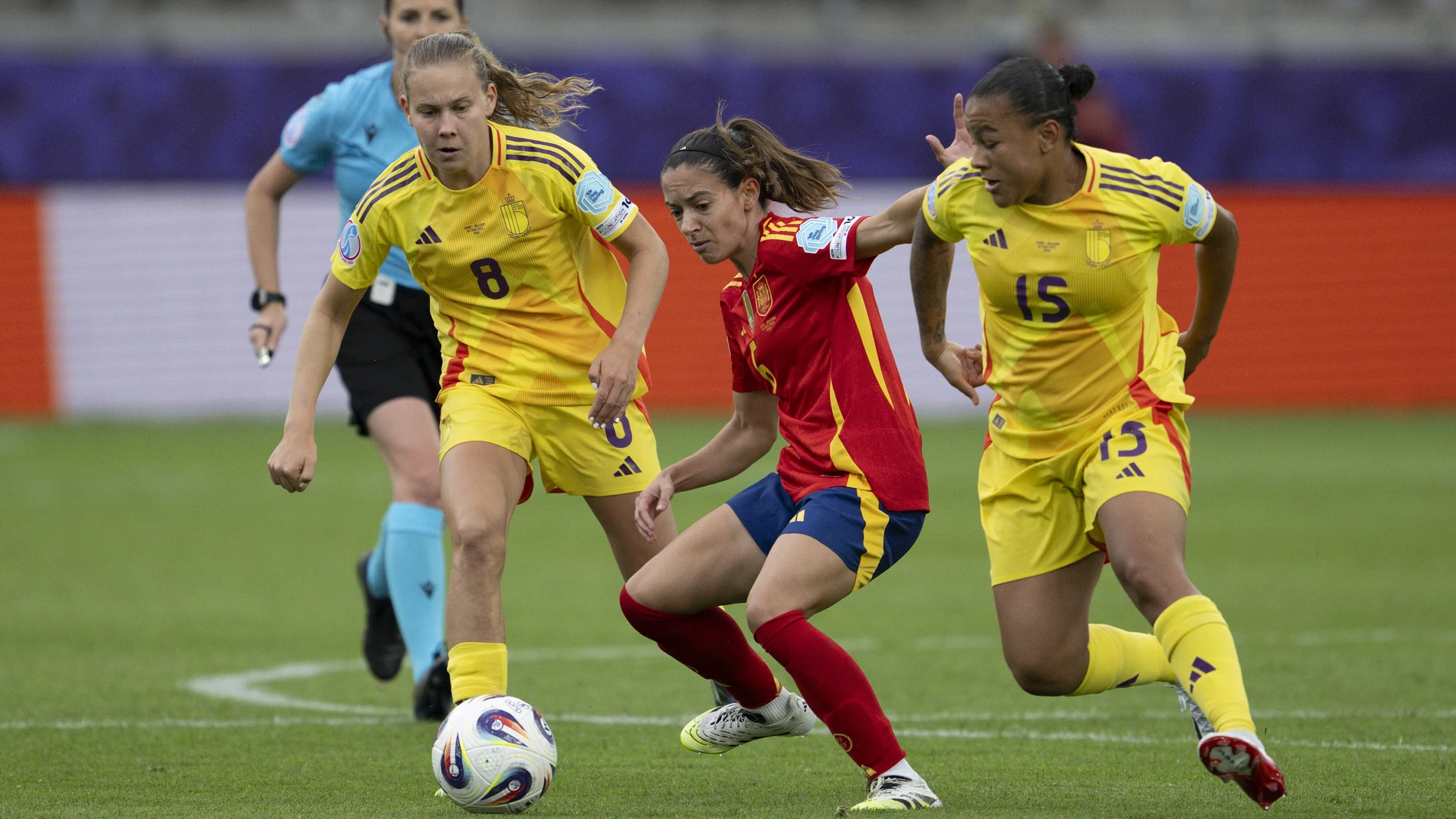 Thun (Switzerland), 07/07/2025.- Spain's Aitana Bonmati Conca (C) in action against Belgium's Jarne Teulings (L) and Mariam Abdulai Toloba during the UEFA Women's EURO 2025 Group B soccer match between Spain and Belgium, in Thun, Switzerland, 07 July 2025. (Bélgica, España, Suiza) EFE/EPA/PETER SCHNEIDER EDITORIAL USE ONLY