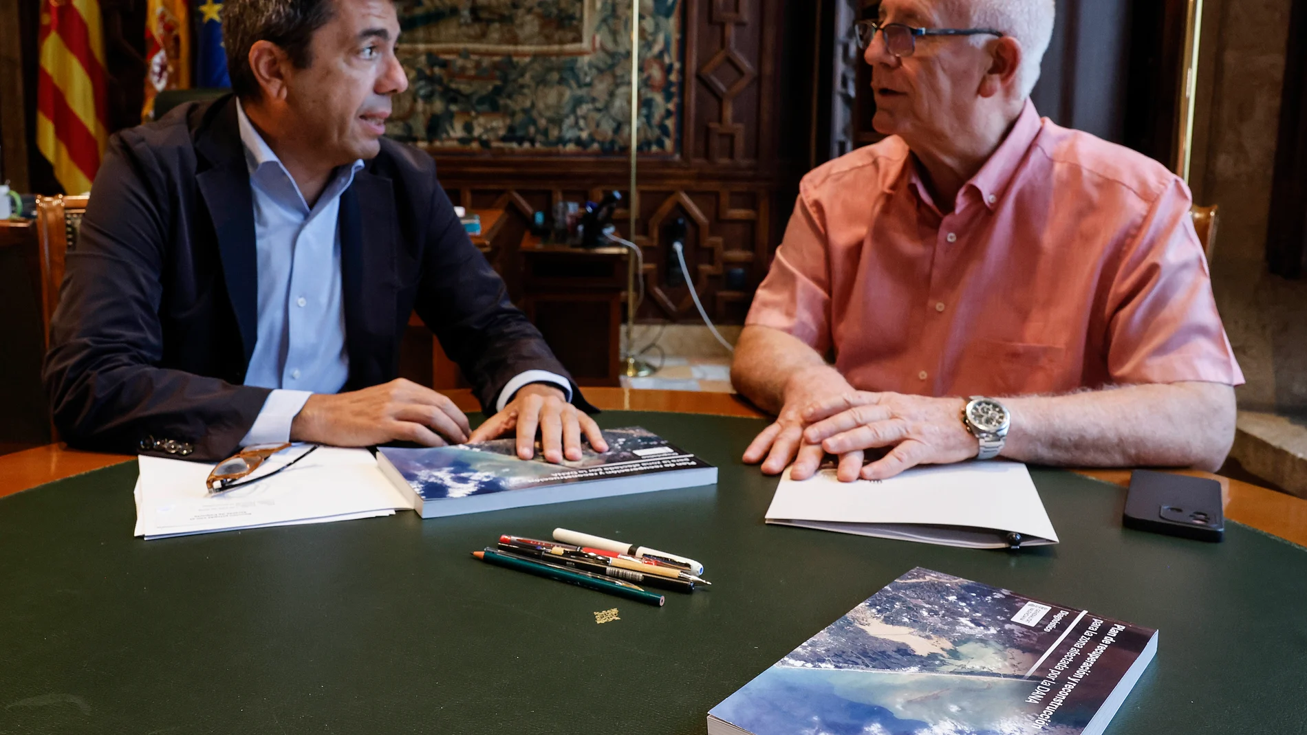 El presidente de la Generalitat valenciana, Carlos Mazón (i), durante una reunión con el nuevo alcalde de Paiporta, Vicent Císcar (d), a 7 de julio de 2025, en Valencia, Comunidad Valenciana (España). Vicent Císcar (PSPV) fue proclamado el pasado viernes, 4 de julio nuevo alcalde de Paiporta (Valencia) al encabezar la lista más votada en las pasadas elecciones municipales y después de que el pasado 26 de junio la también socialista Maribel Albalat hiciera pública su renuncia a la alcaldía por...