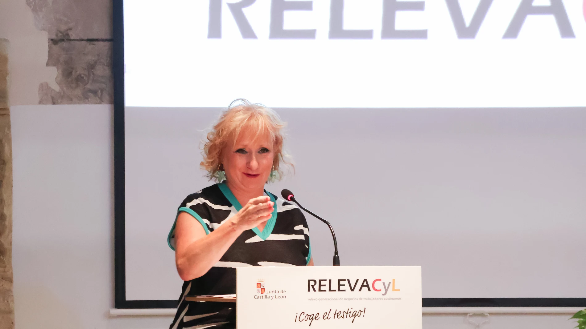La consejera de Industria, Comercio y Empleo, Leticia García, inaugura una jornada informativa de apoyo al relevo generacional y el emprendimiento