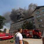 Bomberos trabajan para apagar un fuego causado por un ataque ruso con drones en Zaporiyia, Ucrania