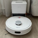 El Roborock Q7 L5+ en su base de carga y autovaciado tras una limpieza