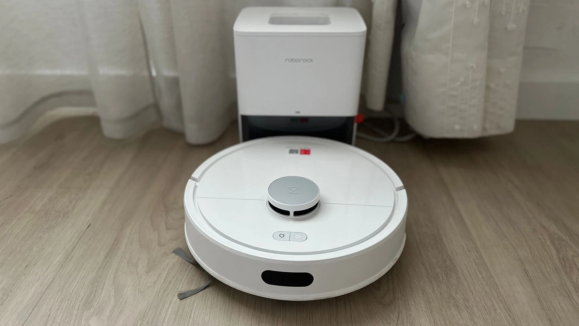 El Roborock Q7 L5+ en su base de carga y autovaciado tras una limpieza