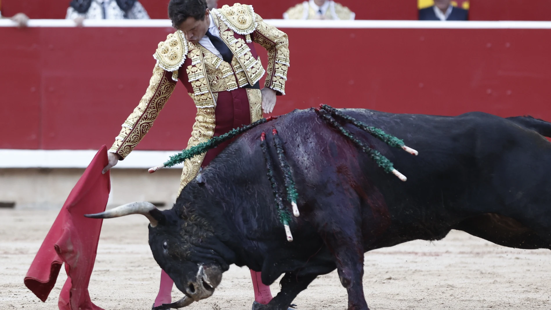 GRAFCAV9920. PAMPLONA, 07/07/2025.- El torero Daniel Luque durante la lidia a su segundo y último toro de la tarde en la tercera de abono de la Feria de Toro de los Sanfermines 2025 con toros de la ganadería gaditana de Fuente Ymbro y en la que comparte cartel con los diestros Miguel Angel Perera y Alejandro Talavante. EFE/Jesús Diges