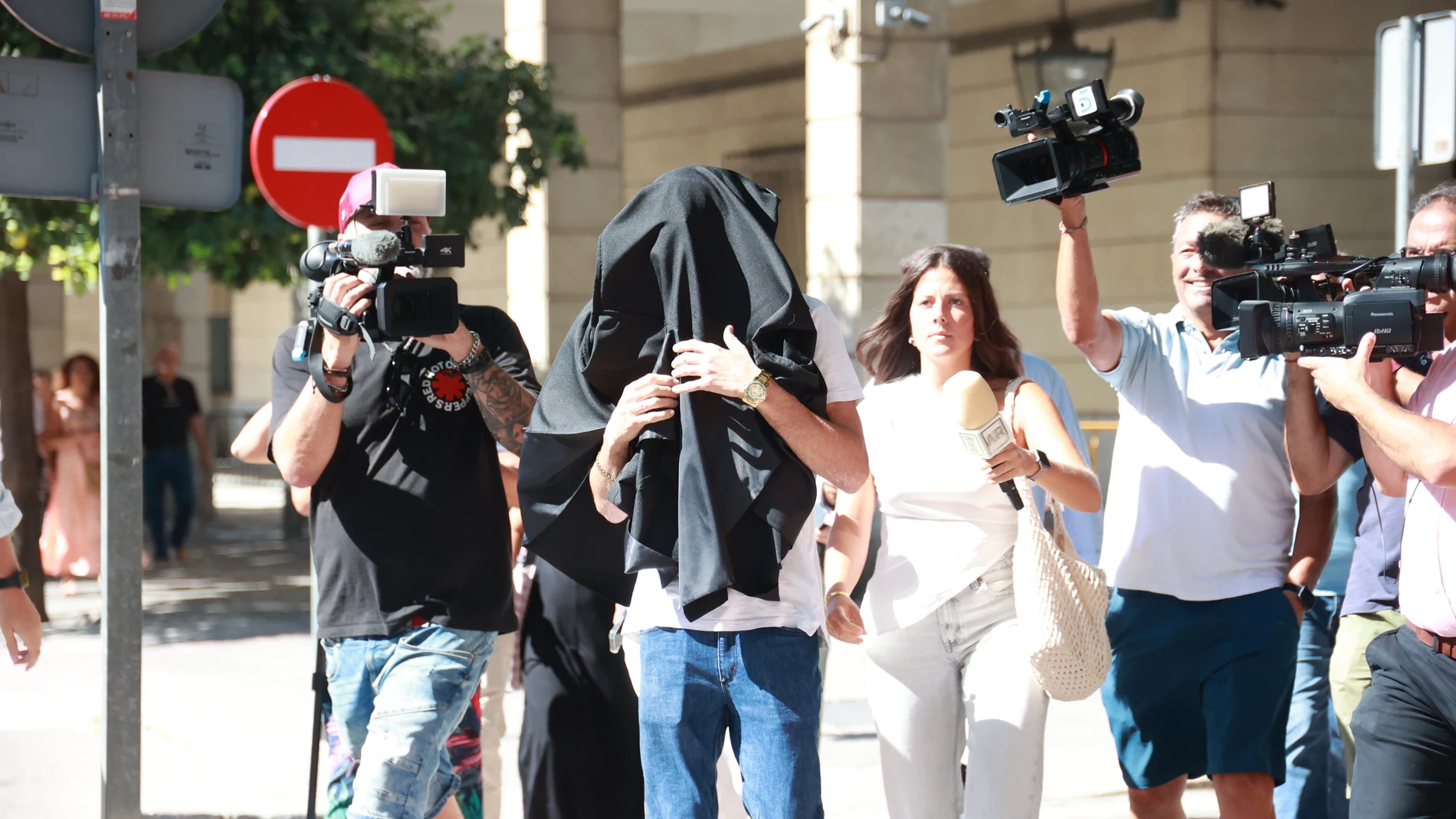 El denunciado y supuesto agresor (c) que ha cambiado de sexo para tratar de eludir un juicio por violencia machista, a la salida del juzgado tras declarar.