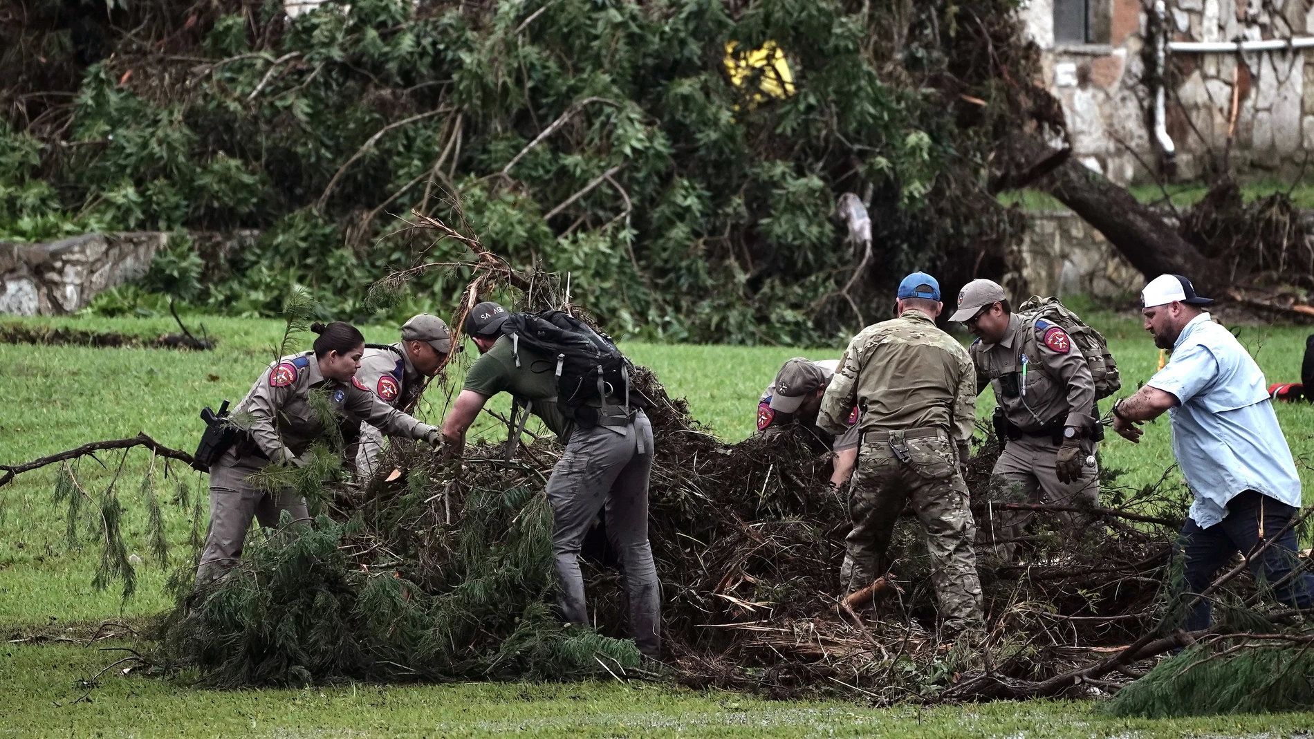 HUNT (United States), 06/07/2025.- First responders search through vegetation and debris at Camp Mystic, in Hunt, Texas, USA, 06 July 2025. At least 69 people have been killed after floodwaters swept through a summer camp and nearby homes on early 04 July. (Inundaciones) EFE/EPA/DUSTIN SAFRANEK
