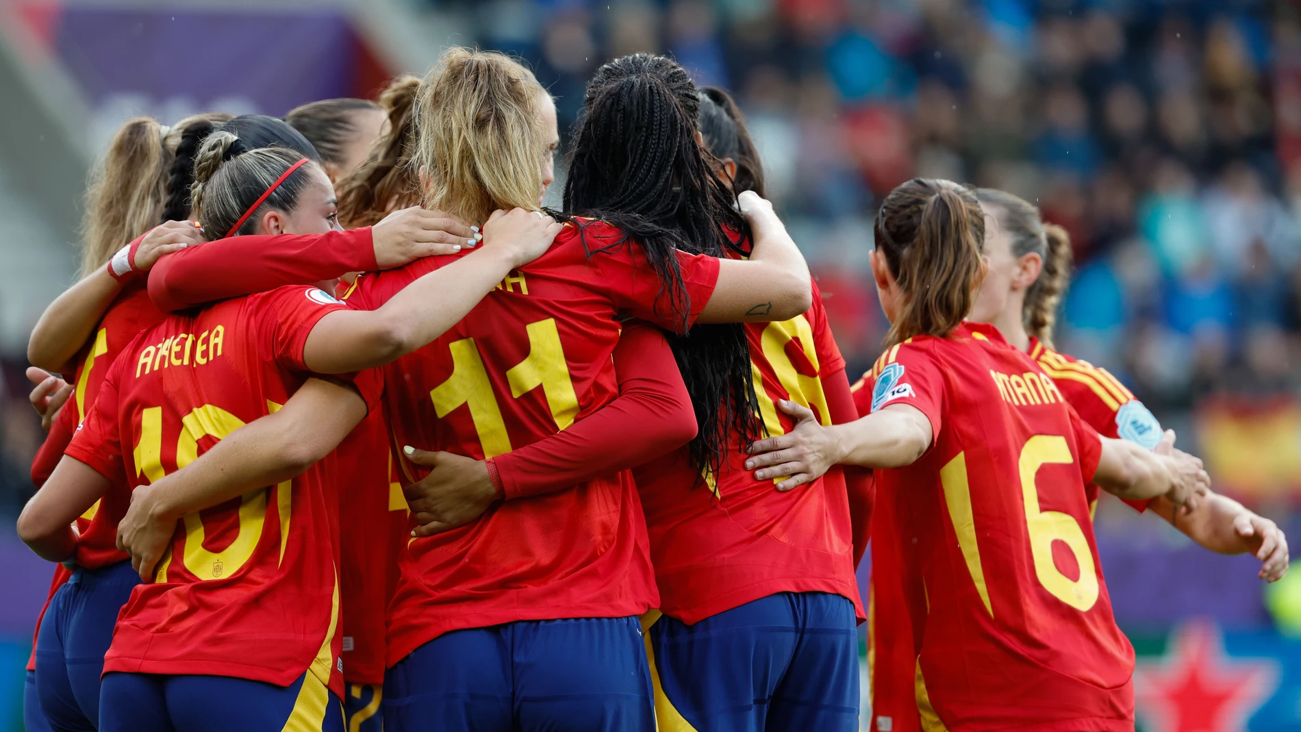 THUN (SUIZA), 07/07/2025.- La centrocampista española Alexia Putellas (c) celebra junto a sus compañeras tras marcar el 6-2 durante el partido de la segunda jornada de la fase de grupos de la Eurocopa 2025 entre la selección de España y la selección de Bélgica, este lunes en el Stockhorn Arena en Thun, Suiza. EFE/ Ana Escobar